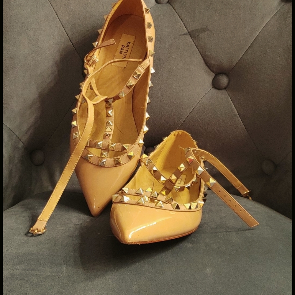 Kaitlyn Pan cage flats.